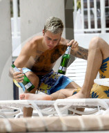 EXKLUSIV - Justin Bieber sonnt sich am Pool in Miami