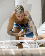 EXKLUSIV - Justin Bieber sonnt sich am Pool in Miami