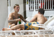 EXKLUSIV - Justin Bieber sonnt sich am Pool in Miami