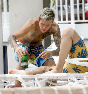 EXKLUSIV - Justin Bieber sonnt sich am Pool in Miami