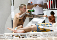 EXKLUSIV - Justin Bieber sonnt sich am Pool in Miami