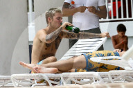 EXKLUSIV - Justin Bieber sonnt sich am Pool in Miami