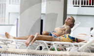 EXKLUSIV - Justin Bieber sonnt sich am Pool in Miami