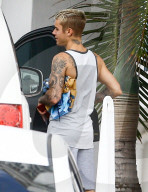 EXKLUSIV - Justin Bieber sonnt sich am Pool in Miami