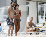 EXKLUSIV - Justin Bieber sonnt sich am Pool in Miami