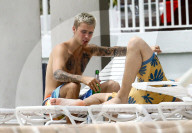 EXKLUSIV - Justin Bieber sonnt sich am Pool in Miami