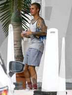 EXKLUSIV - Justin Bieber sonnt sich am Pool in Miami