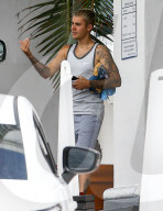 EXKLUSIV - Justin Bieber sonnt sich am Pool in Miami