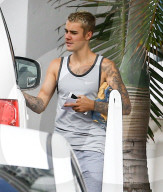 EXKLUSIV - Justin Bieber sonnt sich am Pool in Miami