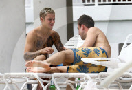 EXKLUSIV - Justin Bieber sonnt sich am Pool in Miami