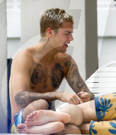EXKLUSIV - Justin Bieber sonnt sich am Pool in Miami
