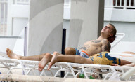 EXKLUSIV - Justin Bieber sonnt sich am Pool in Miami