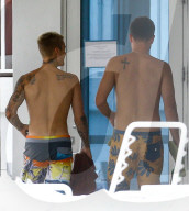 EXKLUSIV - Justin Bieber sonnt sich am Pool in Miami