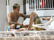 EXKLUSIV - Justin Bieber sonnt sich am Pool in Miami