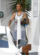 EXKLUSIV - Justin Bieber sonnt sich am Pool in Miami