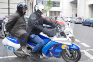 PEOPLE - Fearne Cotton bestellt sich ein 'Taxi Bike' in London  
