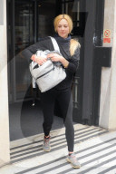PEOPLE - Fearne Cotton bestellt sich ein 'Taxi Bike' in London  