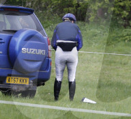 EXKLUSIV - Zara Tindall fällt vom Pferd in Norfolk