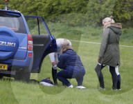 EXKLUSIV - Zara Tindall fällt vom Pferd in Norfolk