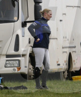 EXKLUSIV - Zara Tindall fällt vom Pferd in Norfolk