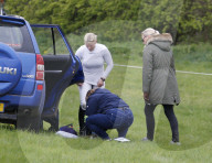 EXKLUSIV - Zara Tindall fällt vom Pferd in Norfolk