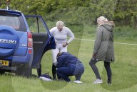 EXKLUSIV - Zara Tindall fällt vom Pferd in Norfolk