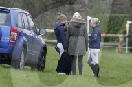 EXKLUSIV - Zara Tindall fällt vom Pferd in Norfolk