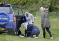 EXKLUSIV - Zara Tindall fällt vom Pferd in Norfolk