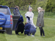 EXKLUSIV - Zara Tindall fällt vom Pferd in Norfolk