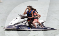 EXKLUSIV - Katie Holmes mit Suri auf einem Jet-Ski in Miami 