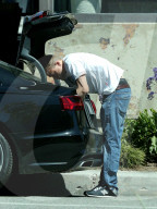 EXKLUSIV - Charlie Hunnam in LA auf Shoppingtour