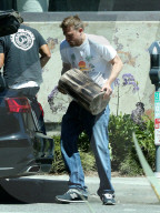 EXKLUSIV - Charlie Hunnam in LA auf Shoppingtour