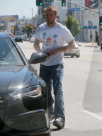 EXKLUSIV - Charlie Hunnam in LA auf Shoppingtour
