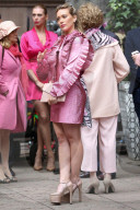 PEOPLE - Hilary Duff im pinkigen Rüschenkleid bei Dreharbeiten zu 'Younger'