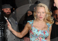 PEOPLE - Pamela Anderson verlässt eine Bar in London