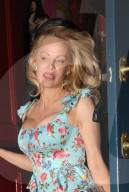 PEOPLE - Pamela Anderson verlässt eine Bar in London