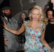 PEOPLE - Pamela Anderson verlässt eine Bar in London
