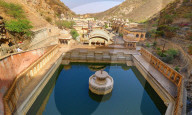 FEATURE - Makaken nehmen ein kÃ¼hles Bad im Galta ji Tempel in Jaipur