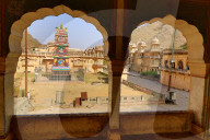 FEATURE - Makaken nehmen ein kÃ¼hles Bad im Galta ji Tempel in Jaipur