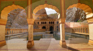 FEATURE - Makaken nehmen ein kÃ¼hles Bad im Galta ji Tempel in Jaipur