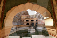 FEATURE - Makaken nehmen ein kÃ¼hles Bad im Galta ji Tempel in Jaipur