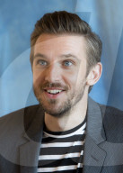 PORTRAIT - Dan Stevens