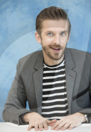 PORTRAIT - Dan Stevens