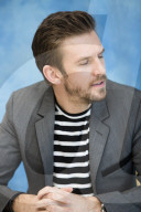 PORTRAIT - Dan Stevens