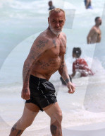 PEOPLE - Italo Millionär Gianluca Vacchi kühlt sich in Miami ab