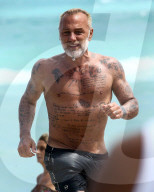 PEOPLE - Italo Millionär Gianluca Vacchi kühlt sich in Miami ab