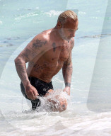 PEOPLE - Italo Millionär Gianluca Vacchi kühlt sich in Miami ab