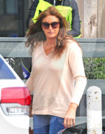 PEOPLE - Caitlyn Jenner bummelt im Malibu