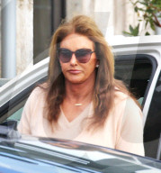 PEOPLE - Caitlyn Jenner bummelt im Malibu