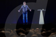 NEWS - Frankreich Wahlen: Jean-Luc Melenchon tritt als Hologram auf